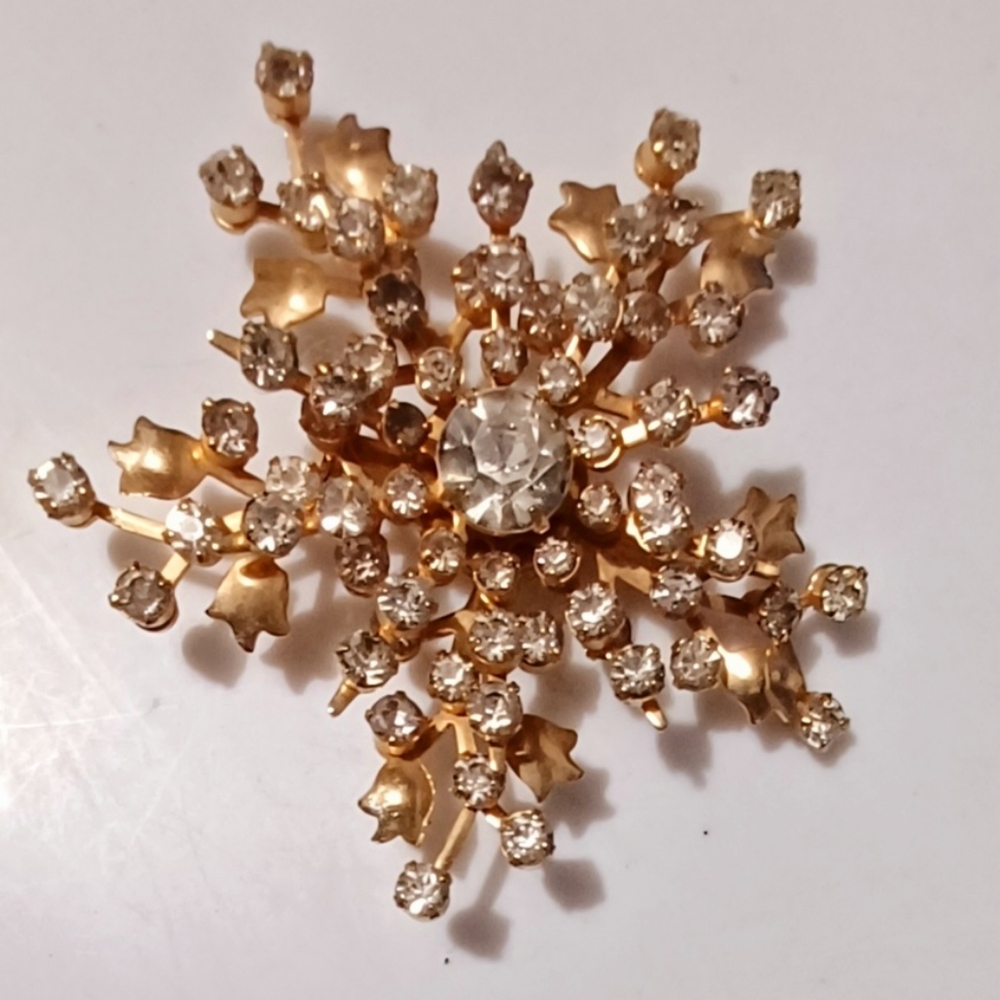 Vintage Mid-Century Gold Tone Starburst Snowflake Ivy Brooch Pin w/ Rhinestones